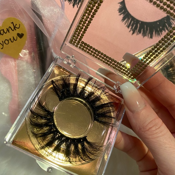 Lashes - Picture 12 of 15